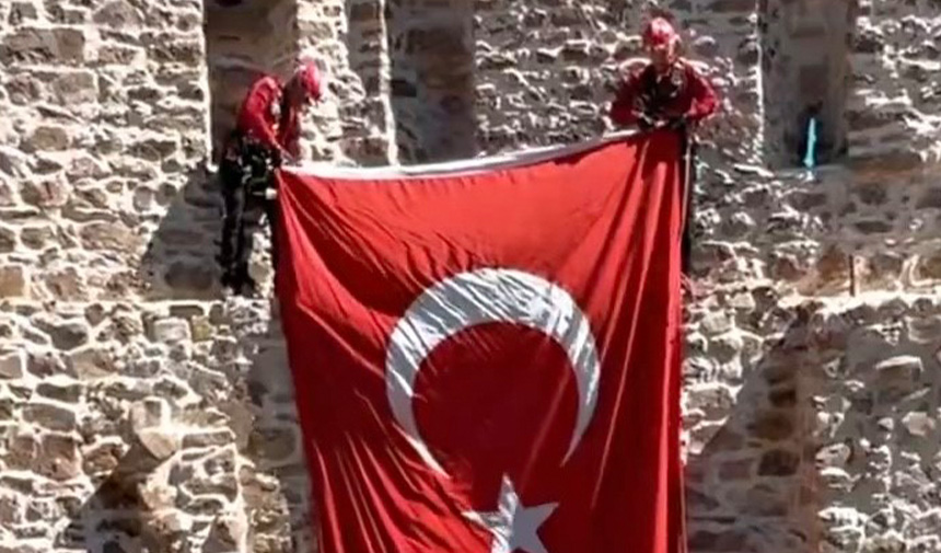 Hoşap Kalesi Bayrak.jpg2