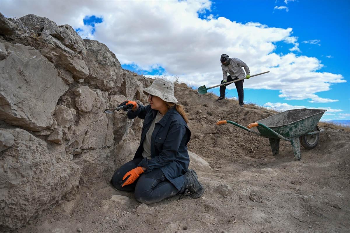 Garibin Tepe'de bulunan surlar arkeologları heyecanlandırdı