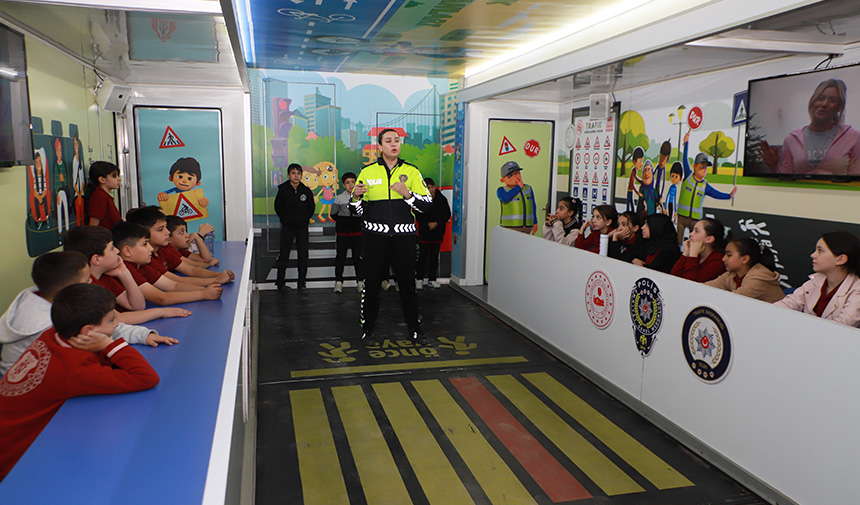 Mobil Trafik Eğitim Tırı3