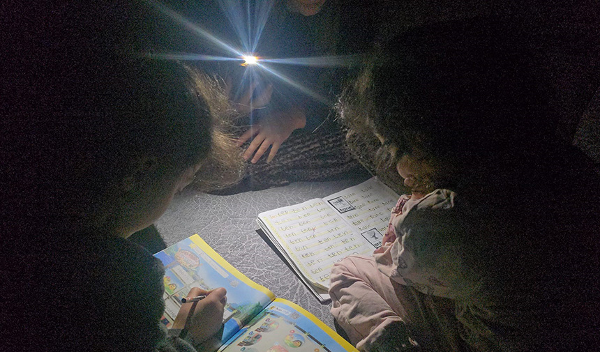 Telefon Işığında Ders Çalışıyor