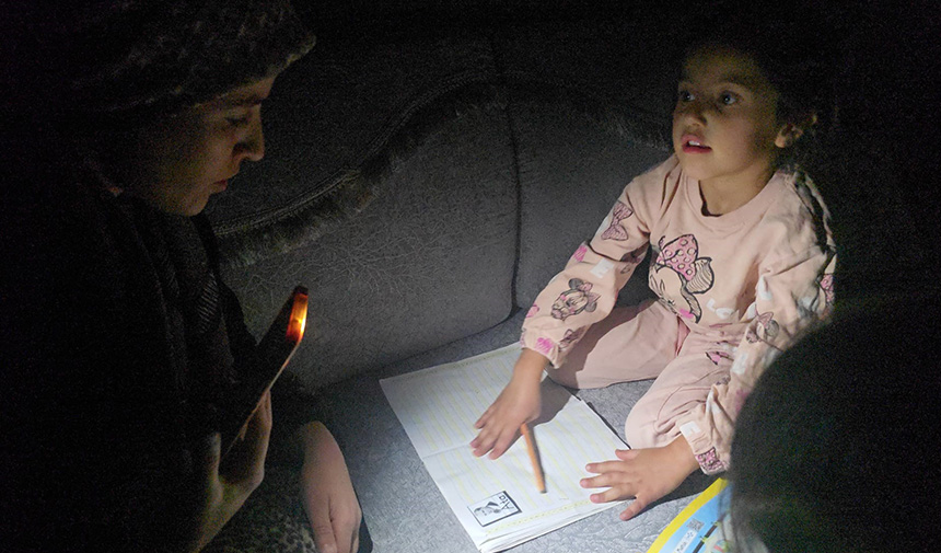 Telefon Işığında Ders Çalışıyor.jpg1