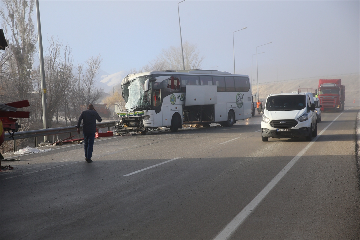 A A 20251118 39735291 39735287 E R Z U R U M D A Y O L C U O T O B U S U I L E T I R I N C A R P I S T I G I K A Z A D A 11 K I S I Y A R A L A N D I