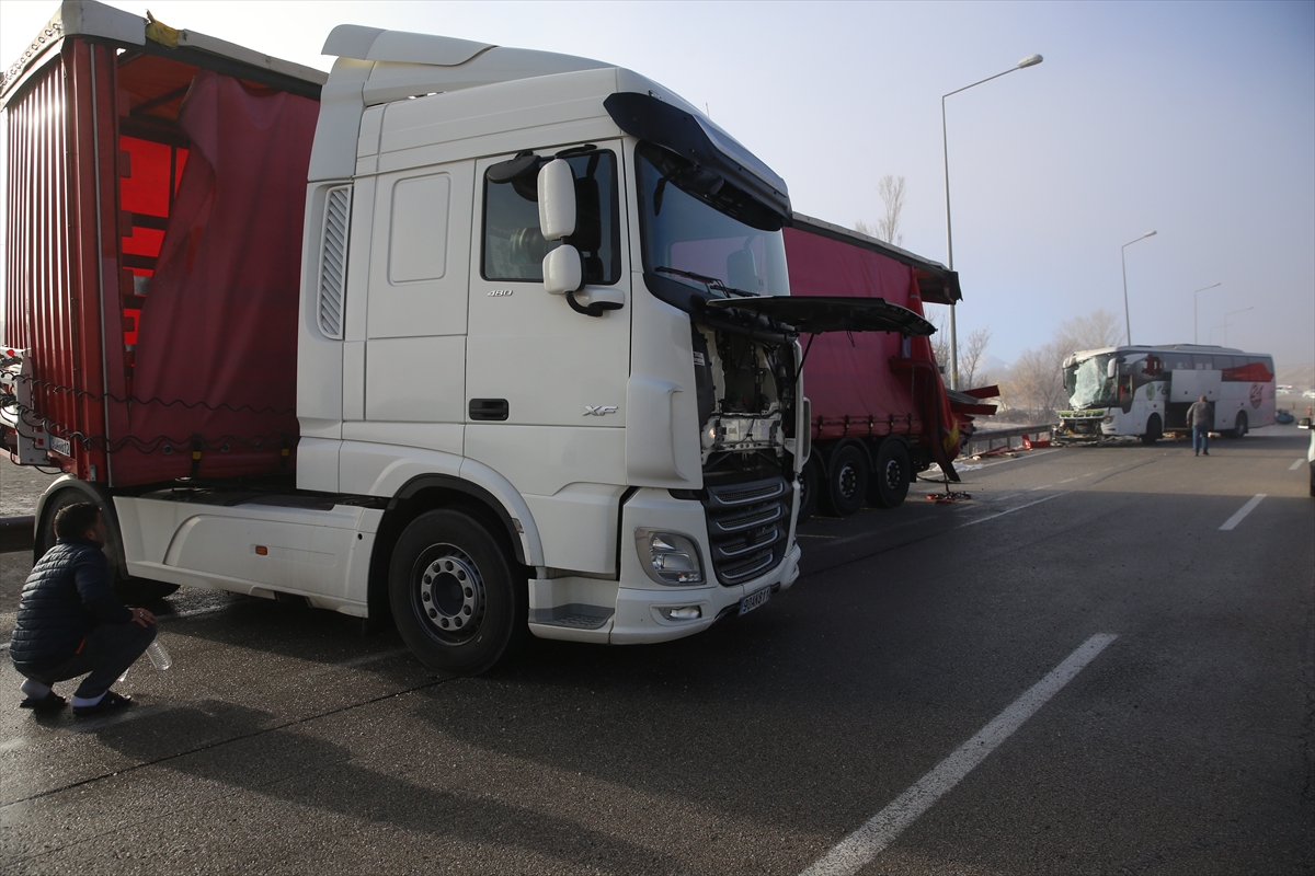 A A 20251118 39735291 39735288 E R Z U R U M D A Y O L C U O T O B U S U I L E T I R I N C A R P I S T I G I K A Z A D A 11 K I S I Y A R A L A N D I