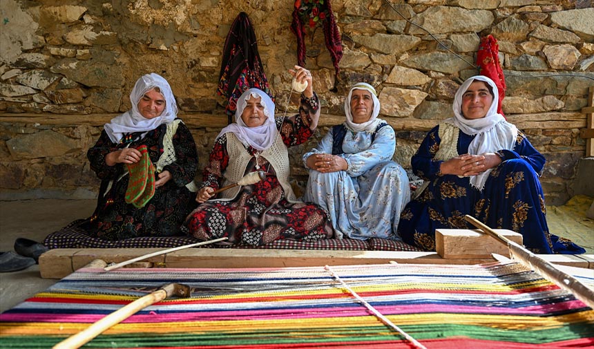 Vanlı kadınlardan asırlık dokuma kültürü