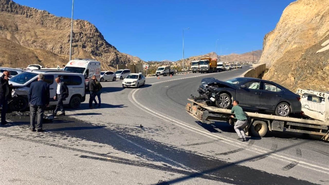 Hakkari Van Yolunda Kaza 3 Yaralı Var