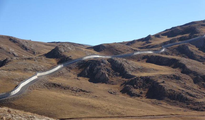 Van Güvenli̇k Duvari