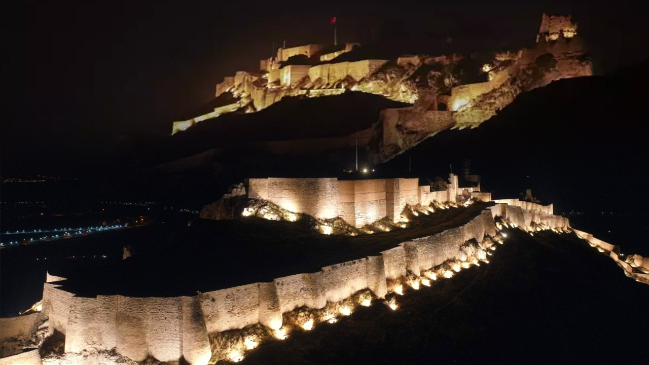 Van Kalesi Gece Gorunusu