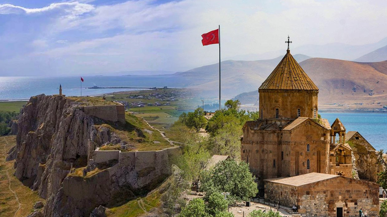 Van Kalesi Ve Akdamar Adası