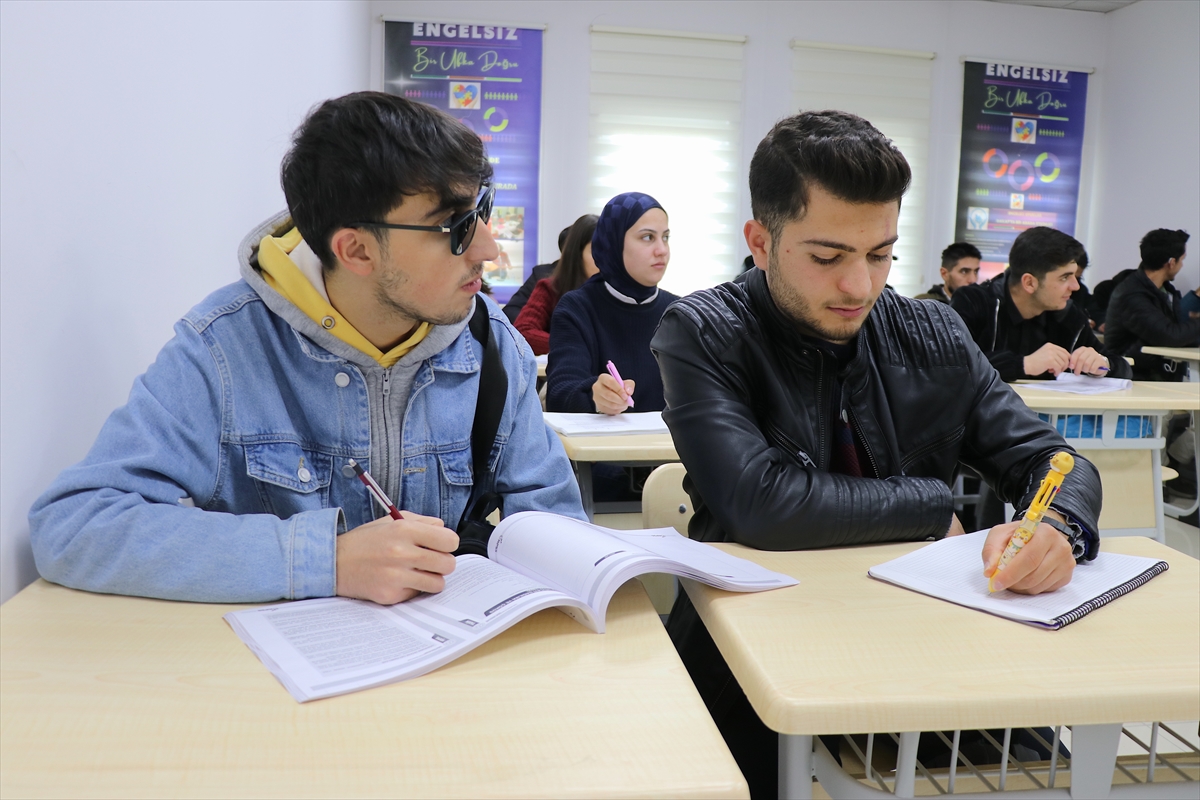 A A 20251203 39876870 39876867 V A N D A E N G E L L I U N I V E R S I T E O G R E N C I L E R I F A R K L I A L A N L A R D A K I K U R S L A R L A H A Y A T A H A Z I R L A N I Y O R