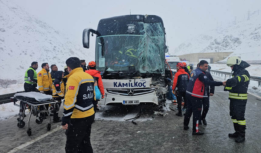 Van'a gelen yolcu otobüsü tıra çarptı: 3 yaralı