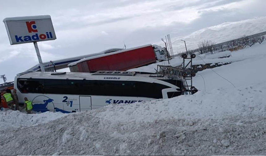 Van'da yoldan çıkan otobüsteki 11 yolcu yaralandı