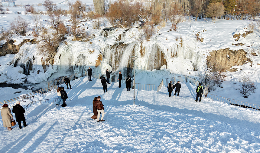 Muradi̇ye Şelalesi̇as
