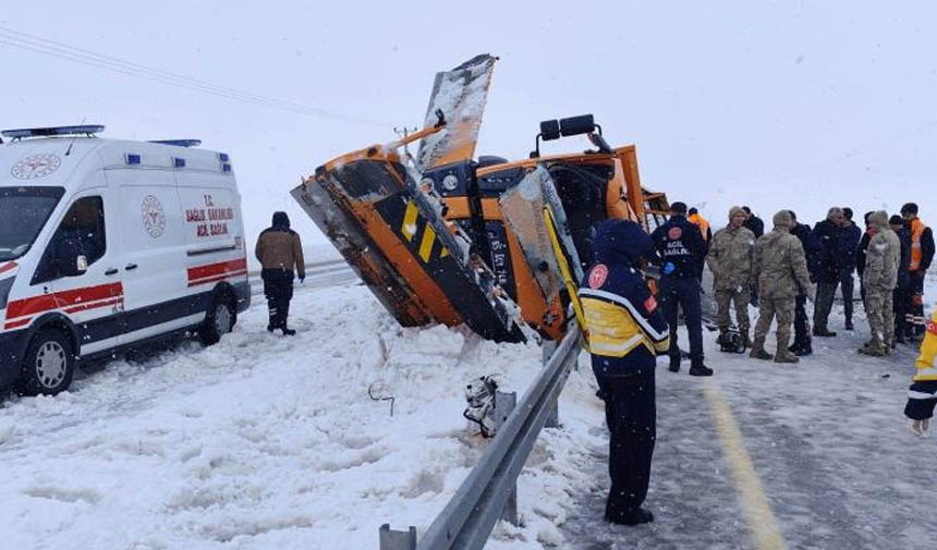 Van’da Karayollarına ait iş makinesi kaza yaptı! 2 kişi hayatını kaybetti