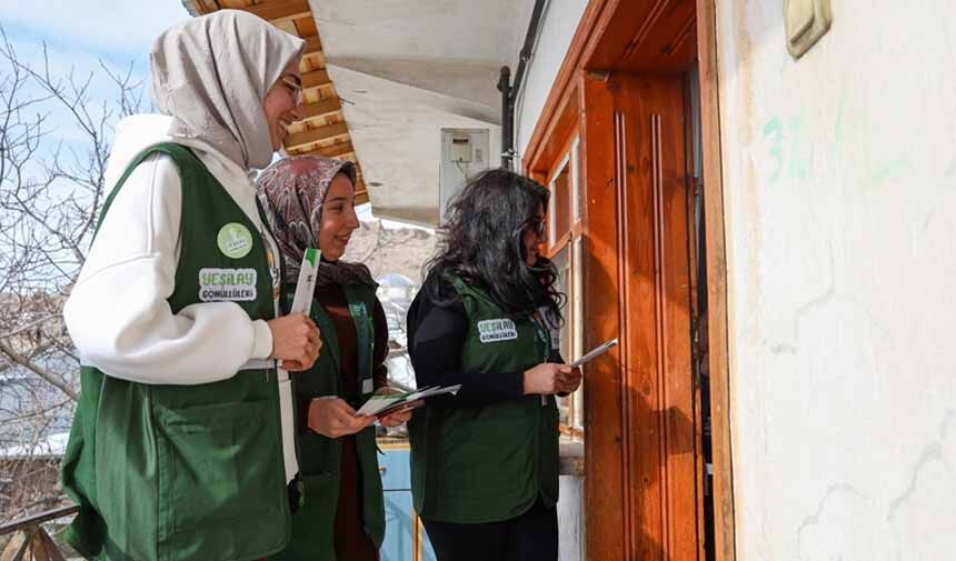 Van'da Yeşilay ekipleri kapı kapı gezerek aileleri bağımlılık konusunda bilinçlendiriyor