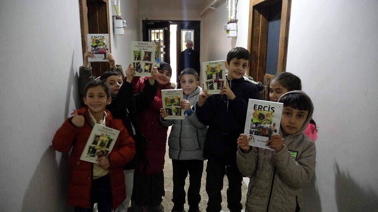 Çocuklara Verdiği Kitaplarının Üzerine Şeker Ve Çikolata Yapıştırdı 2