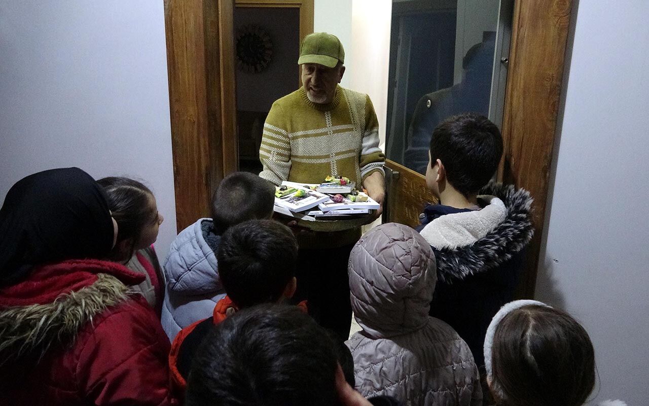 Çocuklara Verdiği Kitaplarının Üzerine Şeker Ve Çikolata Yapıştırdı 3