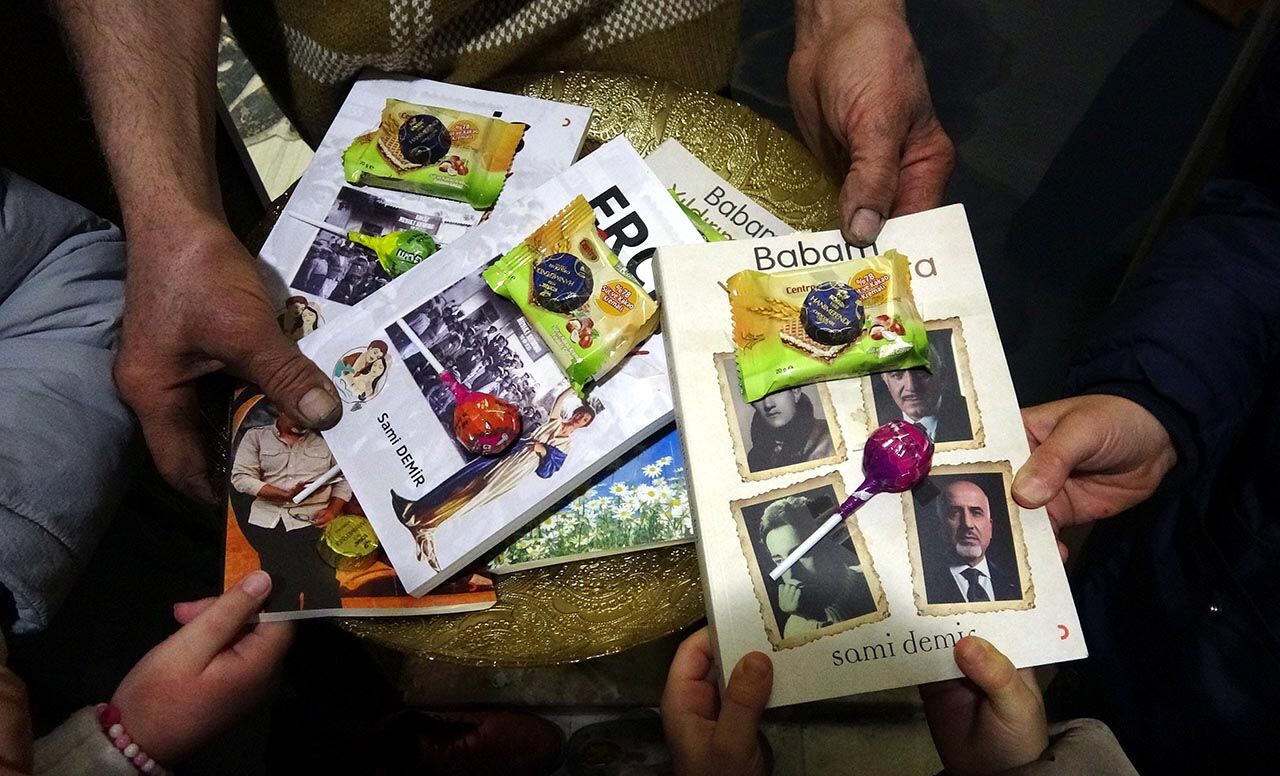 Çocuklara Verdiği Kitaplarının Üzerine Şeker Ve Çikolata Yapıştırdı 4