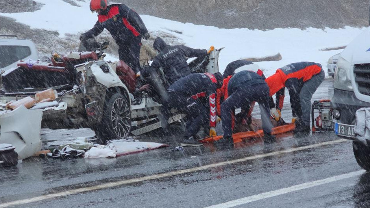 Tatvan-Van karayolunda feci kaza: Karı koca hayatını kaybetti!