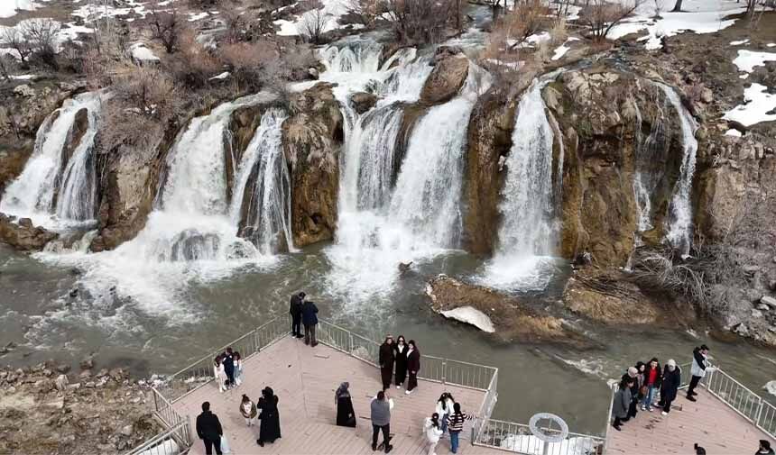 Muradiye Şelalesi.jpg8