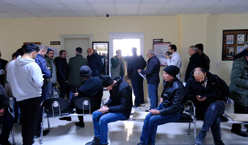 Van’da ‘APP plaka’ yoğunluğu sürüyor! İşte plaka basım ve noter ücreti…