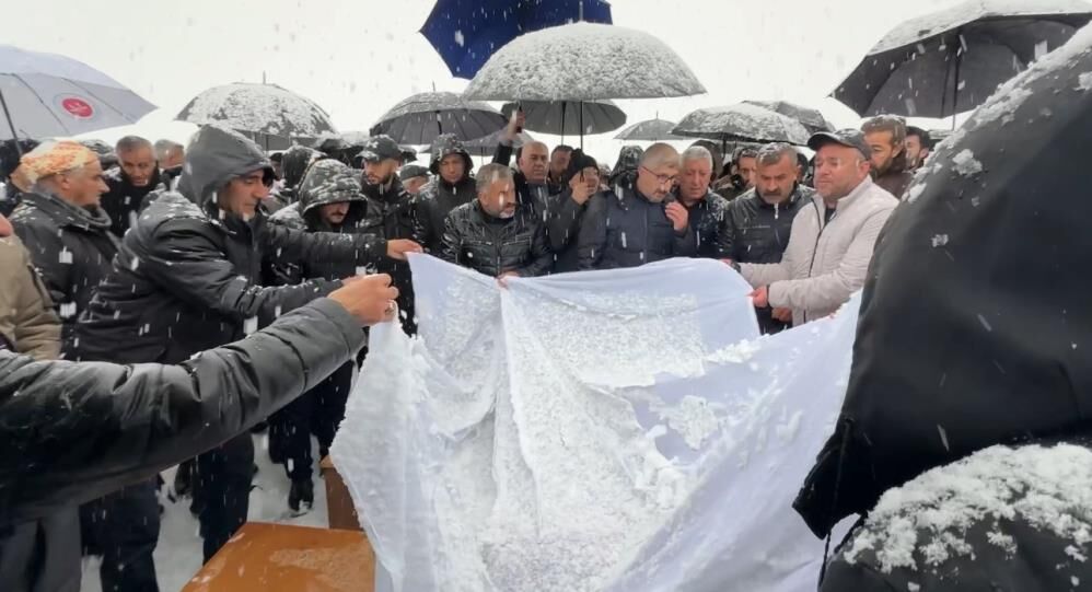 Van'daki Kazada Hayatını Kaybeden Aile Yan Yana Defnedildi 2