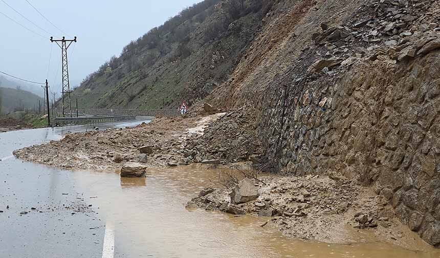 Hizan-Bahçesaray yoluna dökülen çamur ve kayalar temizlendi