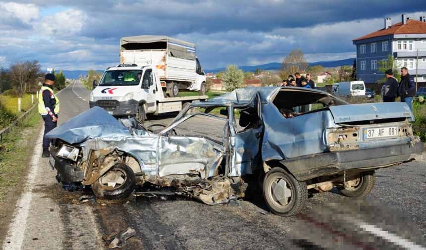 Kamyonetle çarpışan Tofaş ikiye bölündü