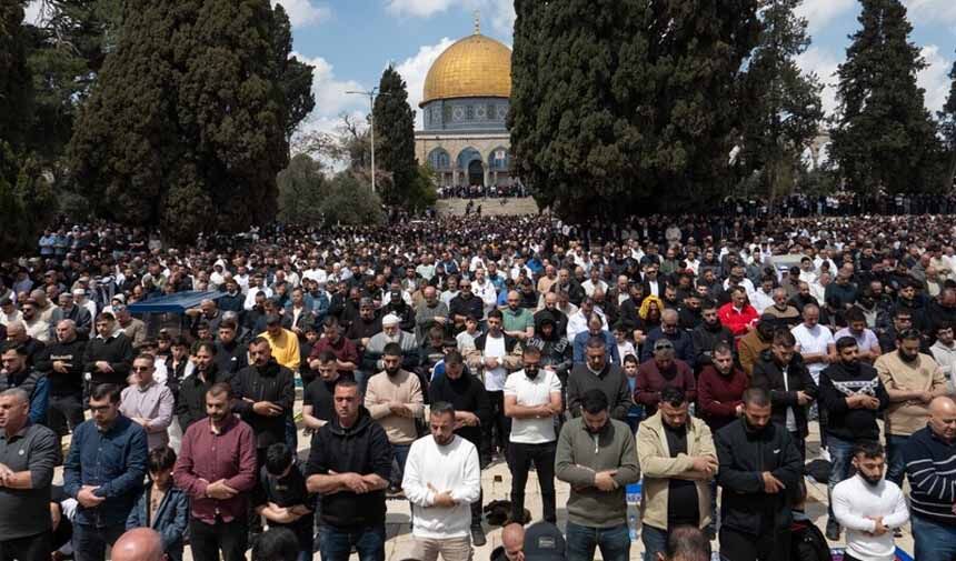 Mescid-i Aksa'da on binlerce Müslüman cuma namazında saf tuttu