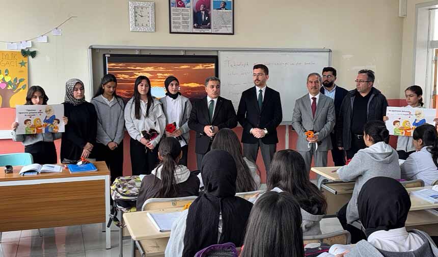 Çaldıran Müftülüğünden öğretmenlere "Geçmiş Olsun" çiçeği