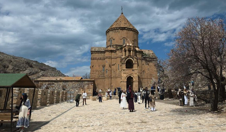 Van Akdamar Adasi Ren