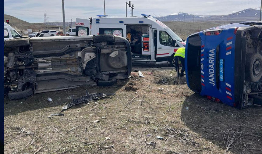 Van’da zincirleme kaza! 4'ü askeri personel 6 yaralı