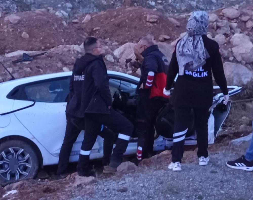 Vanda Otomobil Sarampole Yuvarlandı 5 Yaralı 2