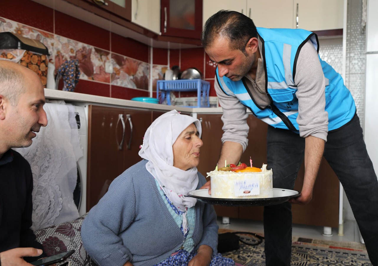 Vanda Yasli Kadina Dogum Gunu Surprızı 1