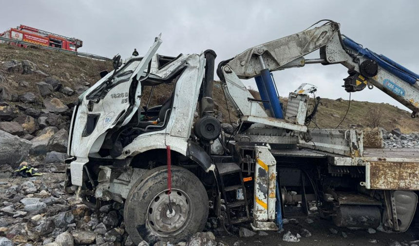 VASKİ'ye ait vinç Van Gölü'ne uçtu!