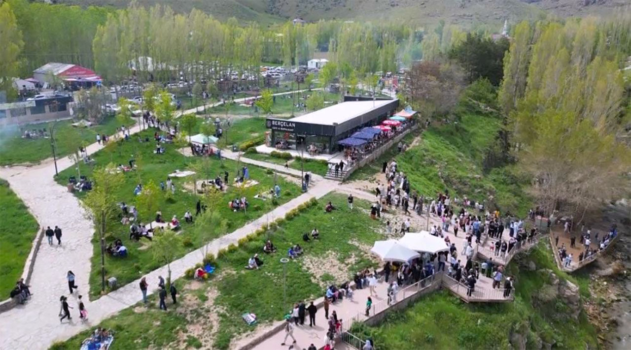 Muradiye Selalesi Ziyaretci Akini 2