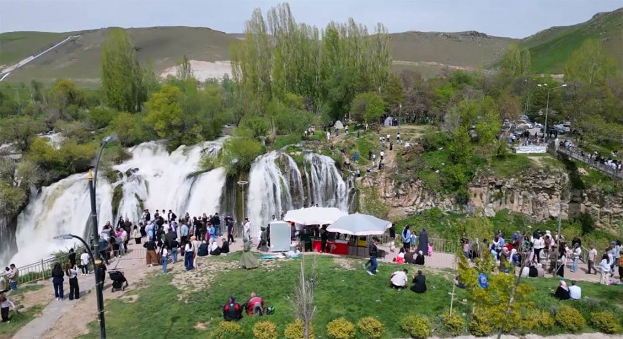 Muradiye Selalesi Ziyaretci Akini 3