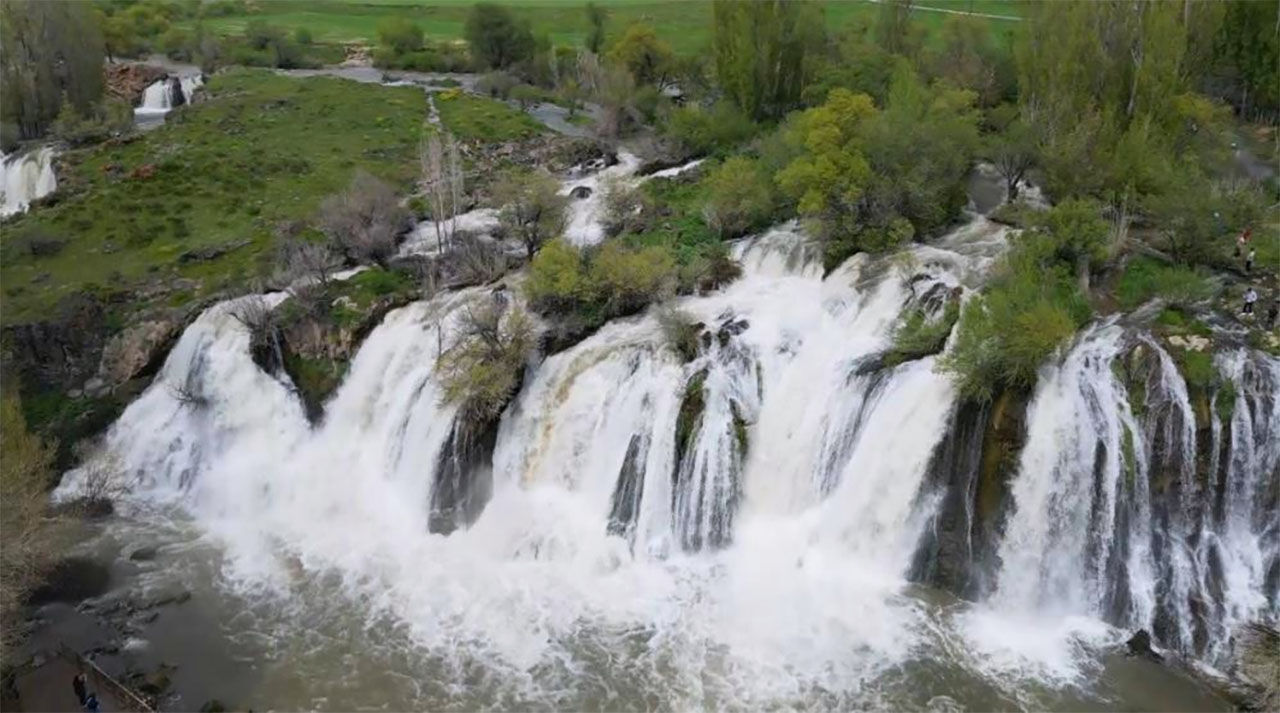 Muradiye Selalesi Ziyaretci Akini 4