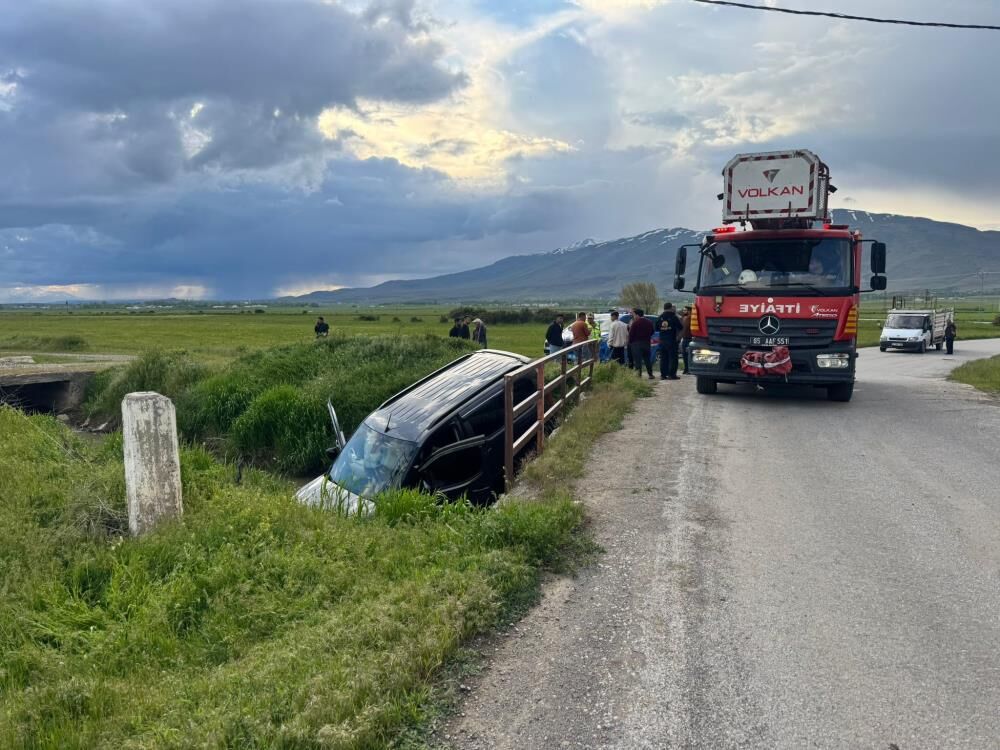 Muradiyede Araba Su Kanalina Uctu 1