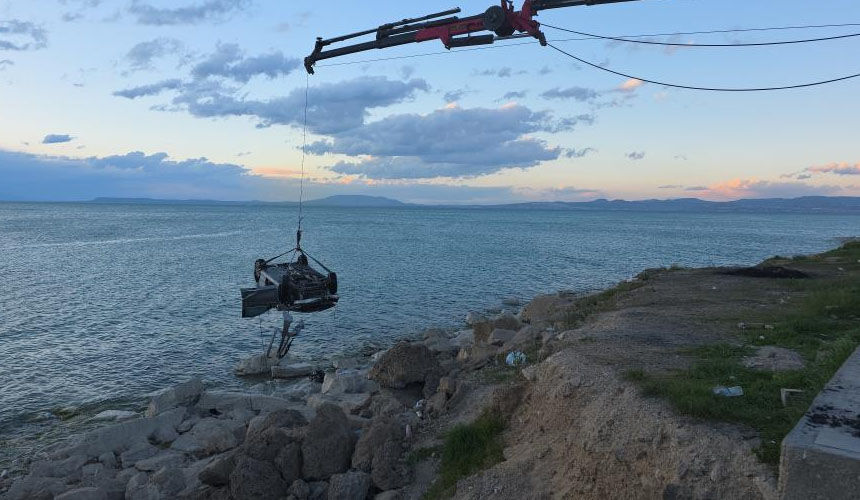 Van Gölü’ne uçan otomobil çıkarıldı