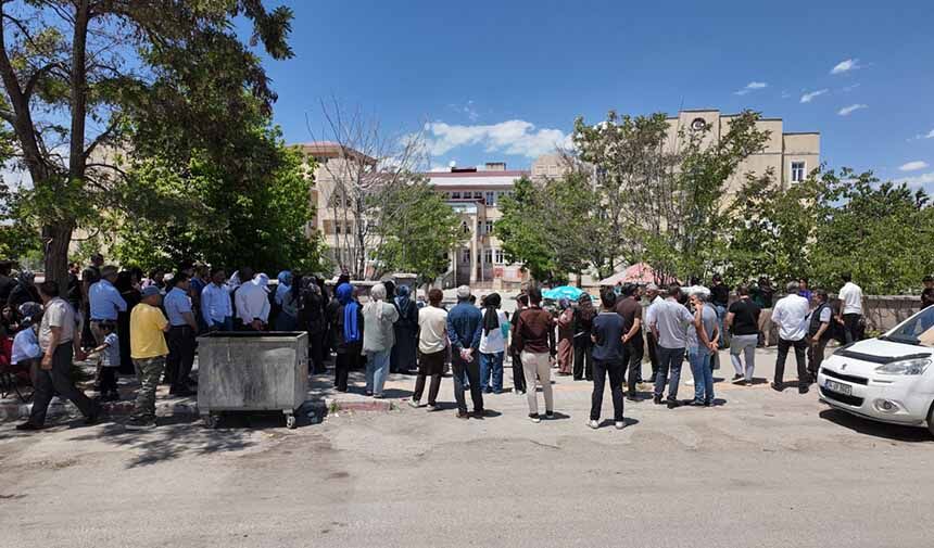 2 Çocuğuyla Sınav Heyecanını Yaşadı