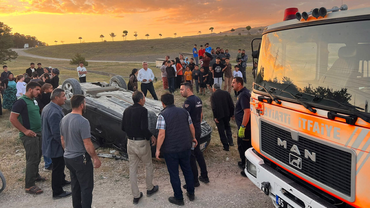 Van'da kontrolden çıkan otomobil ters döndü: Sürücü yaralandı