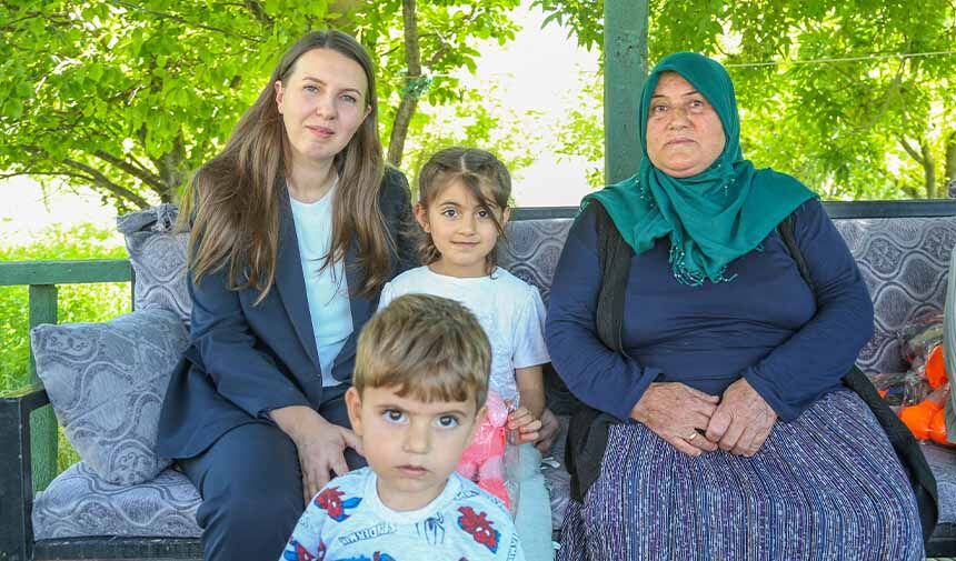 Kaymakam Keserden Şehit Kabrine Ziyaret.jpg0