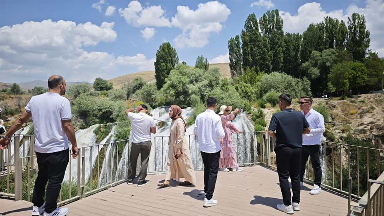 Muradiye Selalesi Ziyaretci Akini 5
