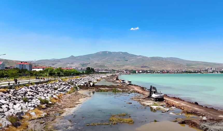 Tatvan Sahilindeki Dolgu Çalışması.jpg9