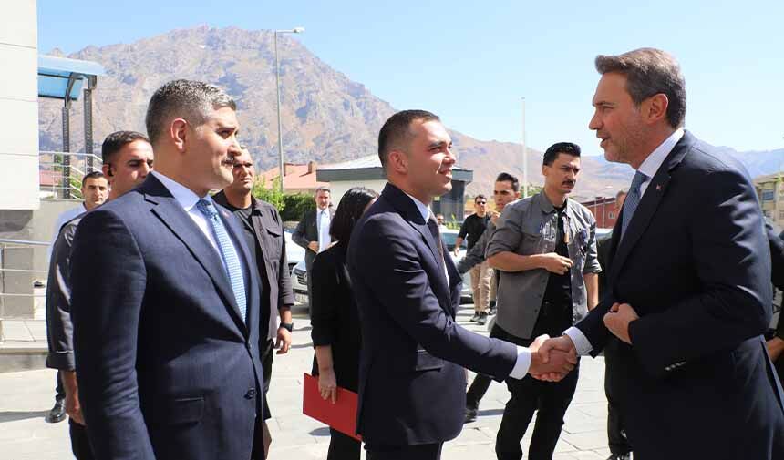 Bakan Bayrak.jpg9
