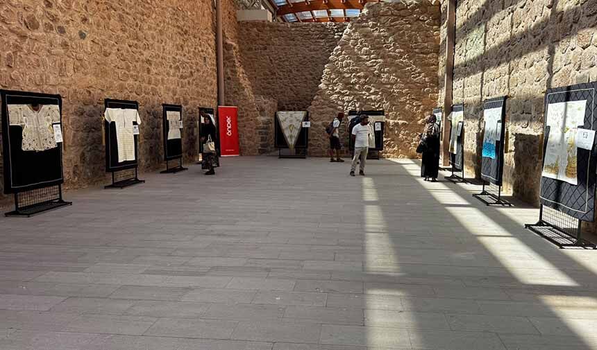 Dualı gömlekler tarihi İshak Paşa Sarayı'nda sergilendi
