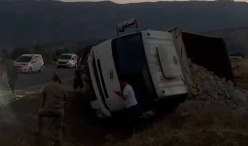 Freni boşalan kamyon devrildi: 1 yaralı