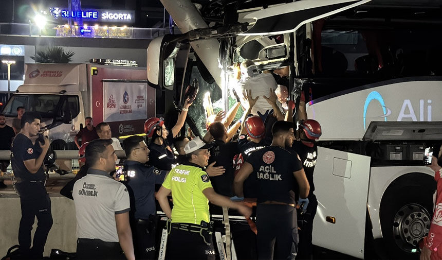 Yolcu otobüsü alt geçit duvarına çarptı: 11 yaralı
