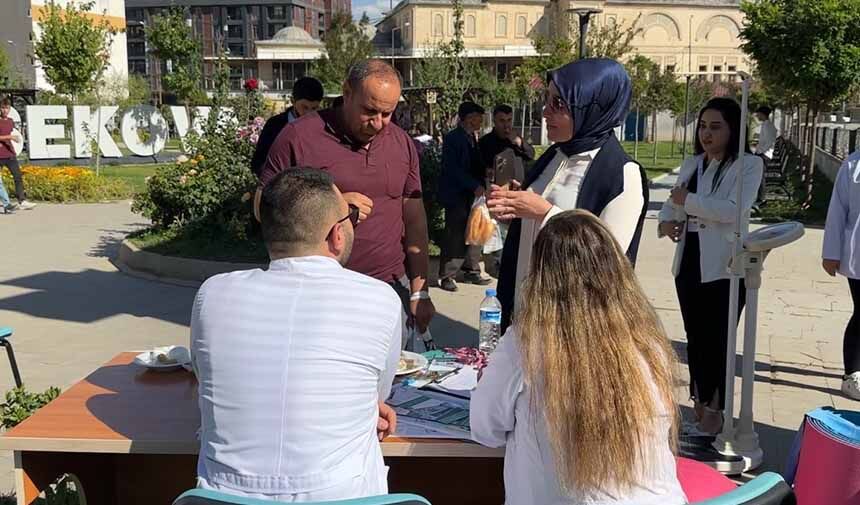 Parklar sağlık sahnesine dönüştü
