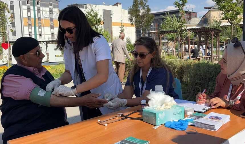 Yüksekova'da parkta sağlık molası